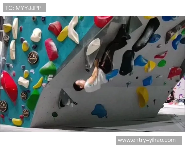 成都攀岩队边路渗透战术解析与攀岩热点探讨